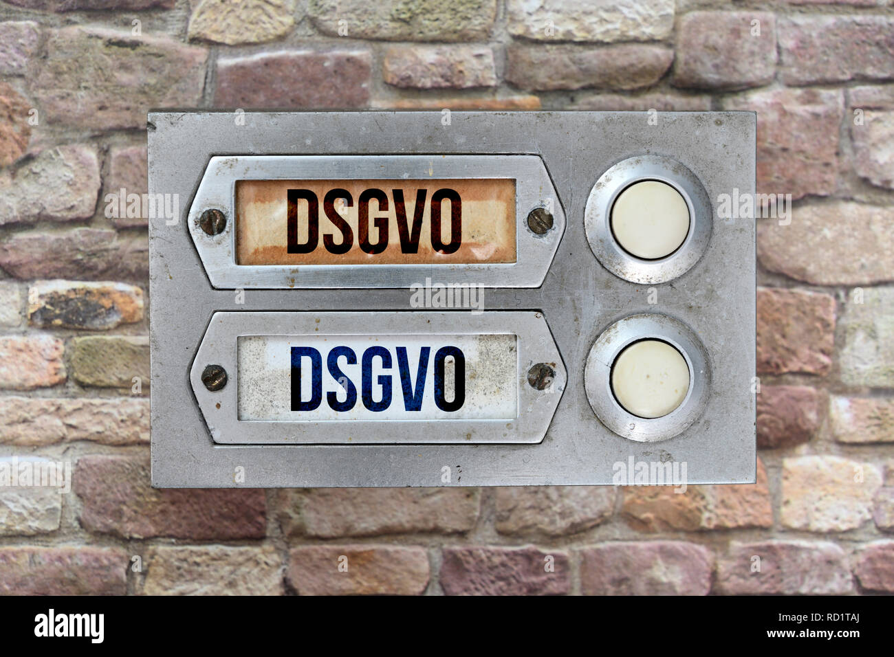 Segno di campana con etichetta DSGVO, Klingelschild mit Aufschrift DSGVO Foto Stock