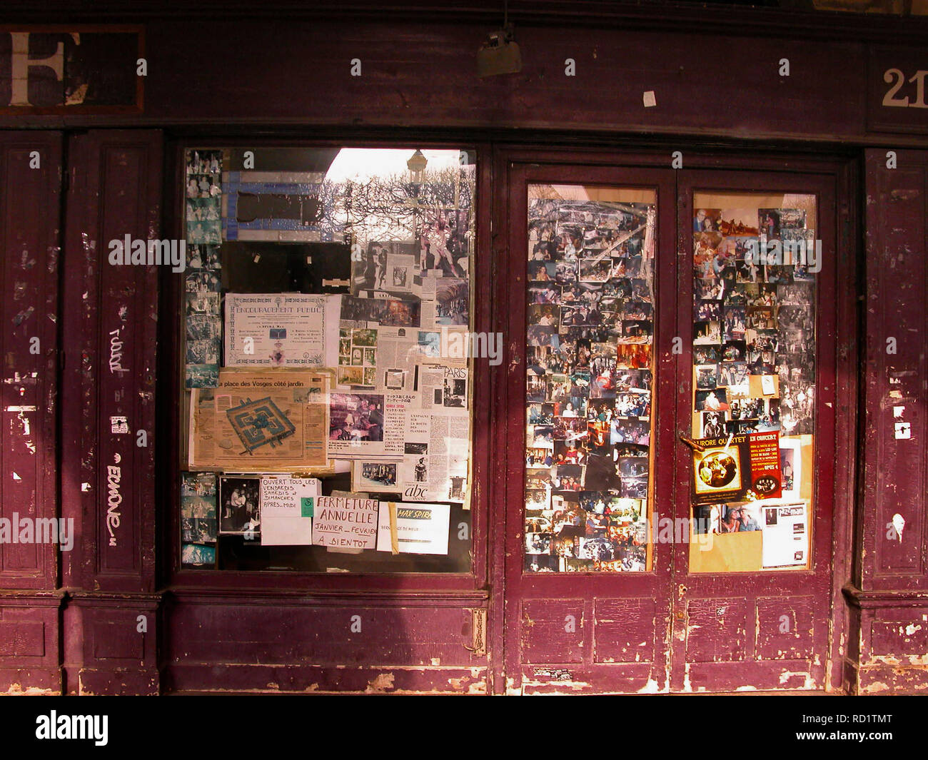 Negozio abbandonati pronto per lavori di ristrutturazione, Place des Vosges, il Marais, Parigi: finestra piena di volare poster Foto Stock