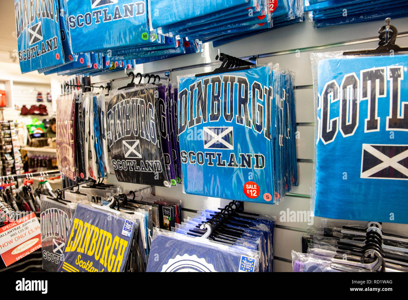 Negozio di souvenir la vendita di tutte le cose Scottish sul Royal Mile di Edimburgo centro,Scozia,Regno Unito Foto Stock