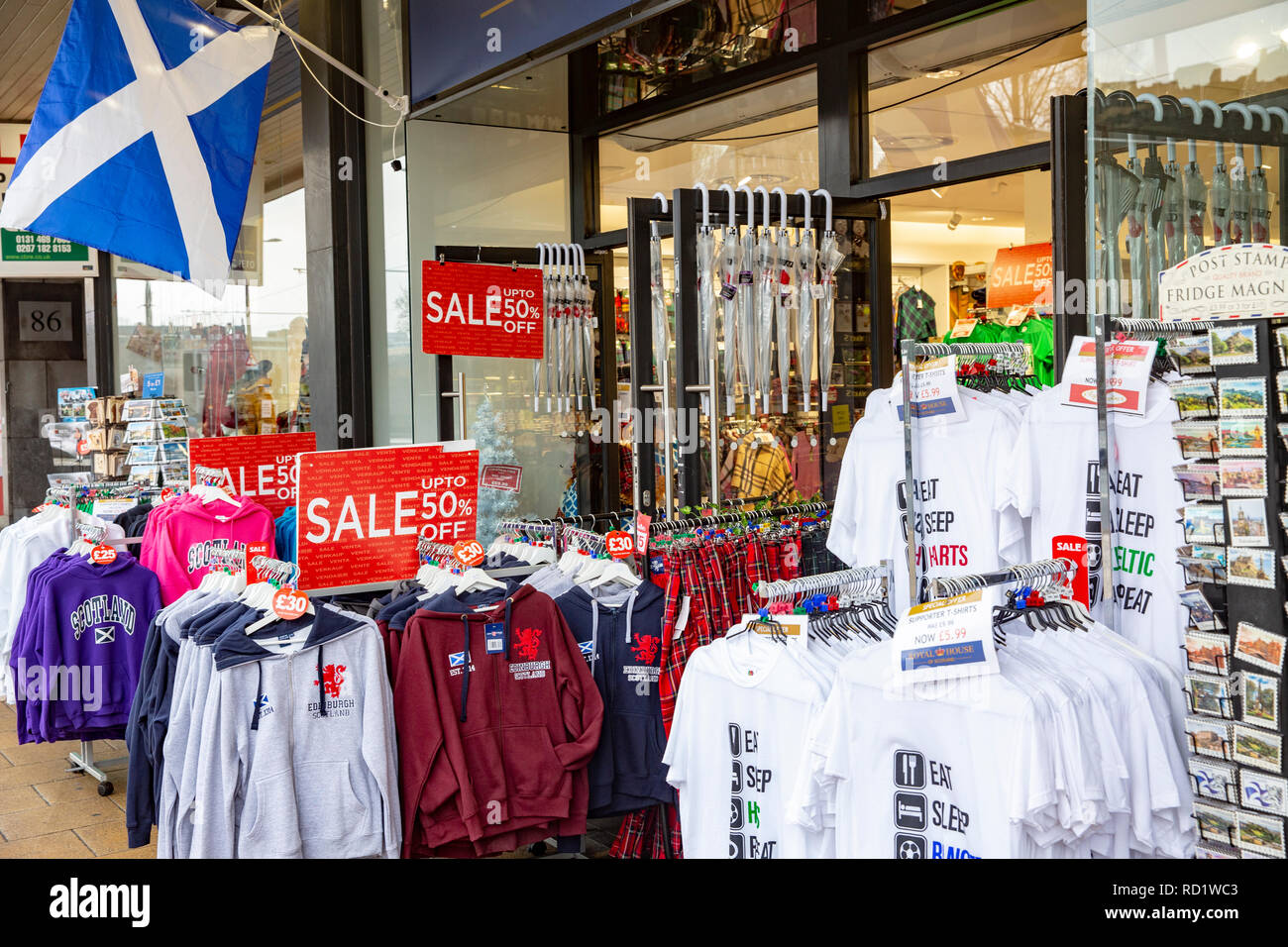 Negozio di souvenir la vendita di tutte le cose Scottish sul Royal Mile di Edimburgo centro,Scozia,Regno Unito Foto Stock