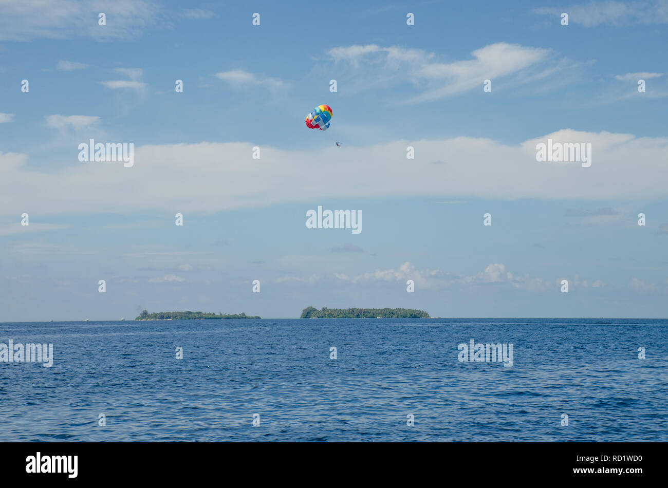 Paracadute nel cielo sopra gli oceani Indiano la isola di Maldive Foto Stock