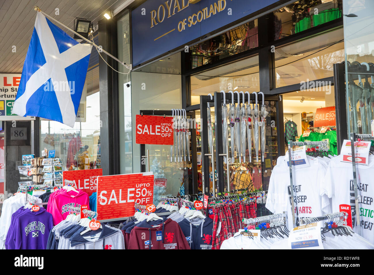 Negozio di souvenir la vendita di tutte le cose Scottish sul Royal Mile di Edimburgo centro,Scozia,Regno Unito Foto Stock