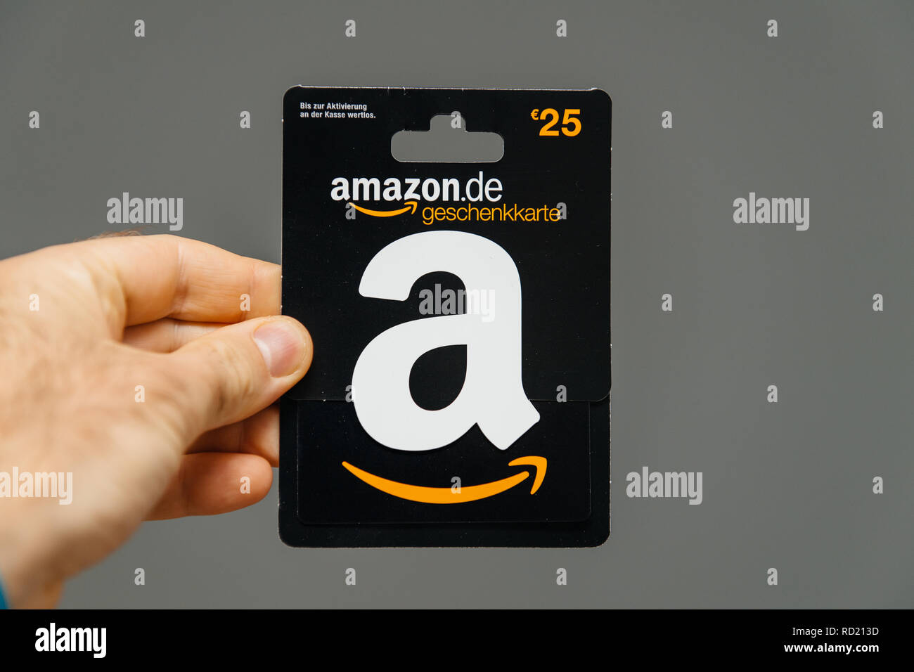 Parigi, Francia - 1 APR, 2018: uomo di trattenimento contro uno sfondo  grigio 25 Euro Amazon gift card rilasciata da Amazon Germania, valida in  Austria nonché Foto stock - Alamy