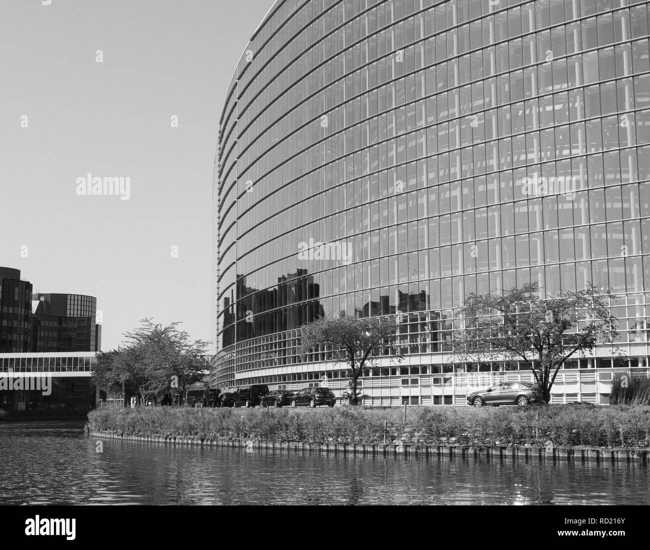 Strasburgo, Francia - Apr 17, 2018: Le misure di sicurezza adottate nei pressi del convoglio dell'Emmanuel Macron, Presidente della Francia durante la visita presso il Parlamento europeo in una offerta fino a riva il supporto per i suoi ambiziosi piani per la post-Brexit riforme della UE - in bianco e nero Foto Stock