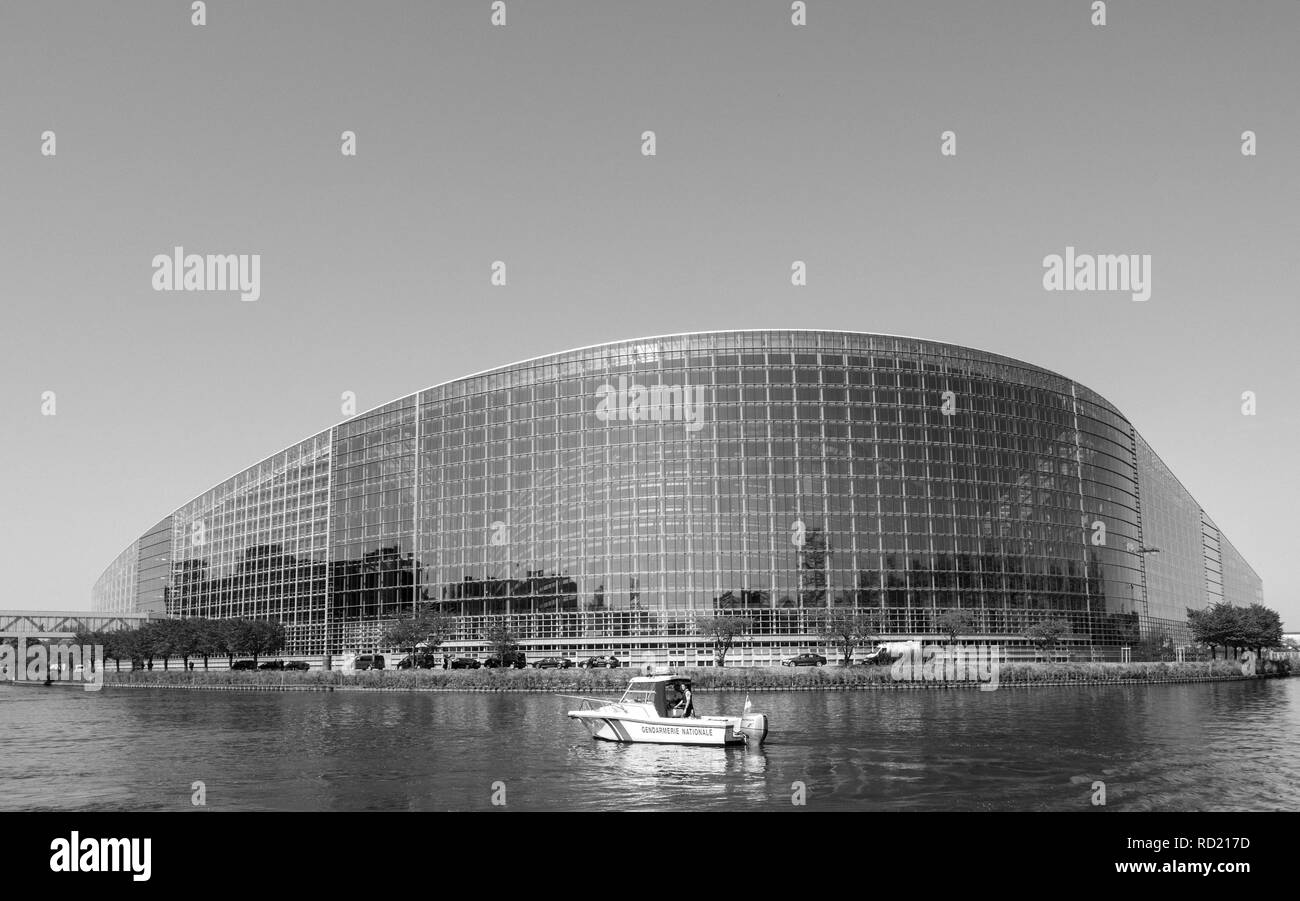 Strasburgo, Francia - Apr 17, 2018: Gendarmeria Nazionale barca vicino al Parlamento europeo facciata durante l Emmanuele Macron, visitare il sito web in una offerta fino a riva il supporto per i suoi ambiziosi piani per la post-Brexit riforme dell Unione Europea Foto Stock