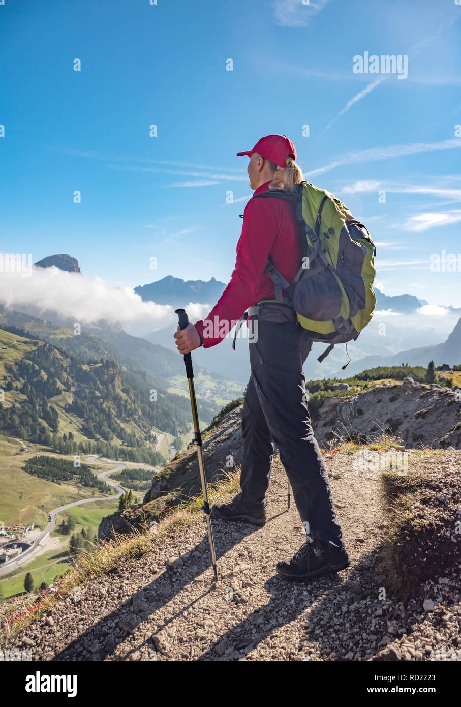 Active escursionista escursionismo, godendo la vista guardando, Dolomiti paesaggio. Viaggio sport concetto di stile di vita Foto Stock