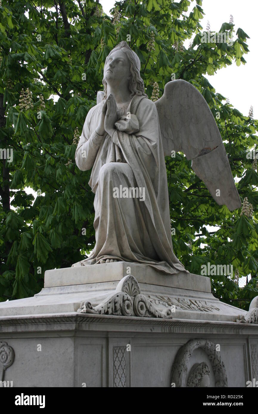 Statua di angelo che prega - Cimitero di San Pietroburgo Foto Stock