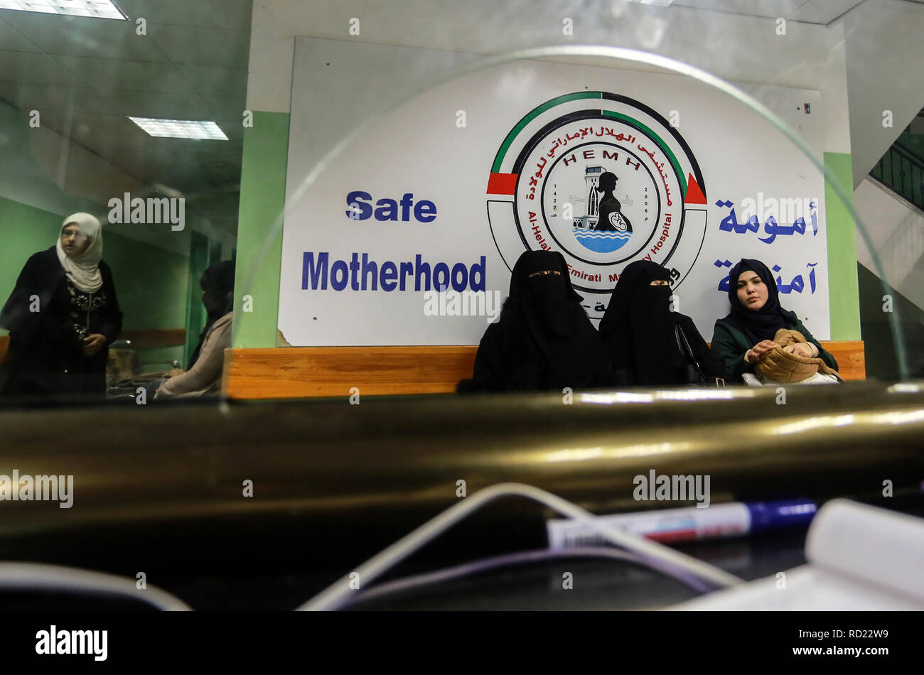 Palesinian pazienti in ospedale Crescent UAE, in di Rafah, sud della striscia di Gaza, il 14 gennaio 2019. Il Ministero della Sanità mette in guardia del carburante cris Foto Stock