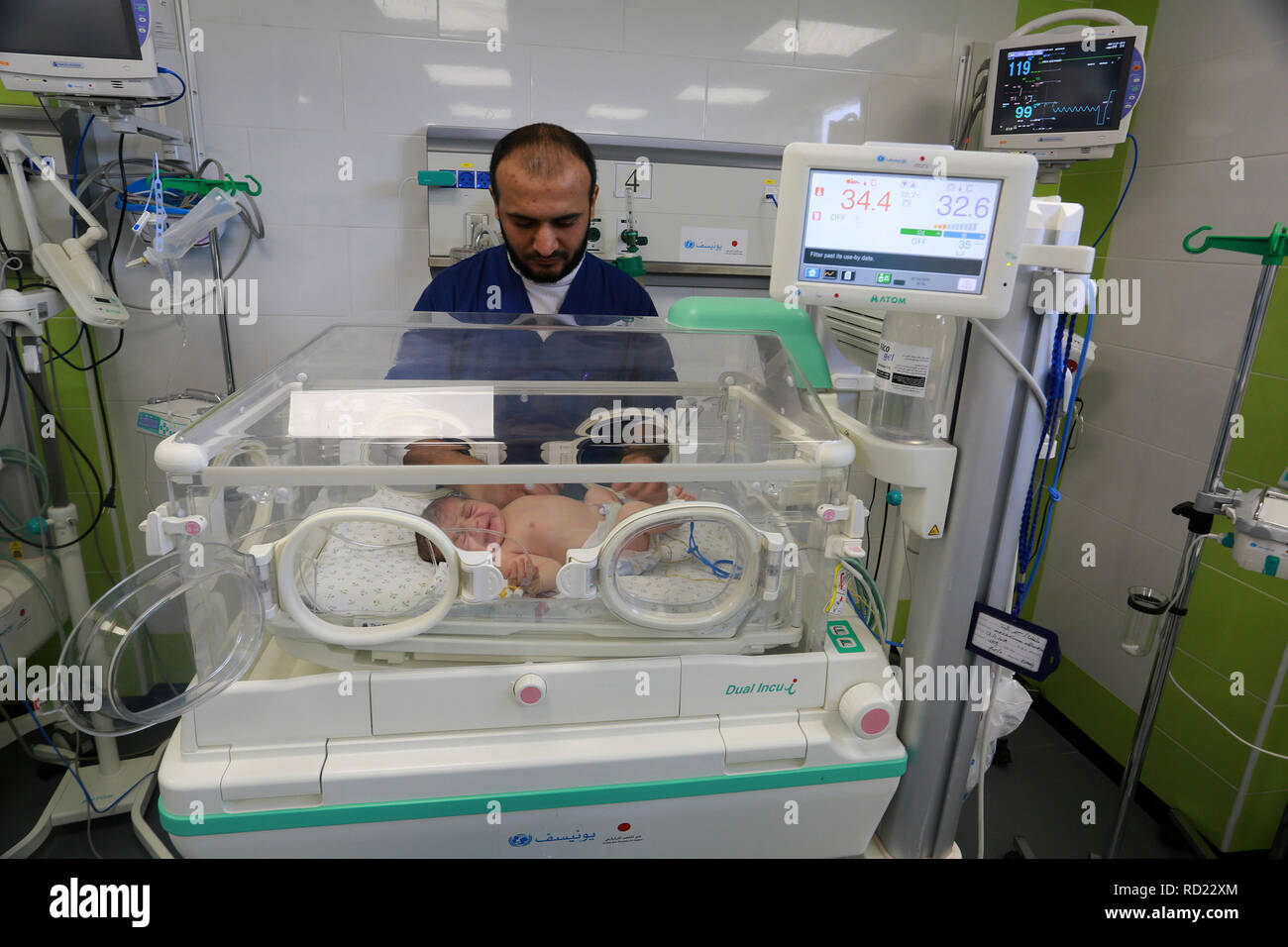 Palesinian medici nel dipartimento di neonati prematuri all'ospedale Crescent UAE, in di Rafah, sud della striscia di Gaza, il 14 gennaio 2019. Il Ministero Foto Stock
