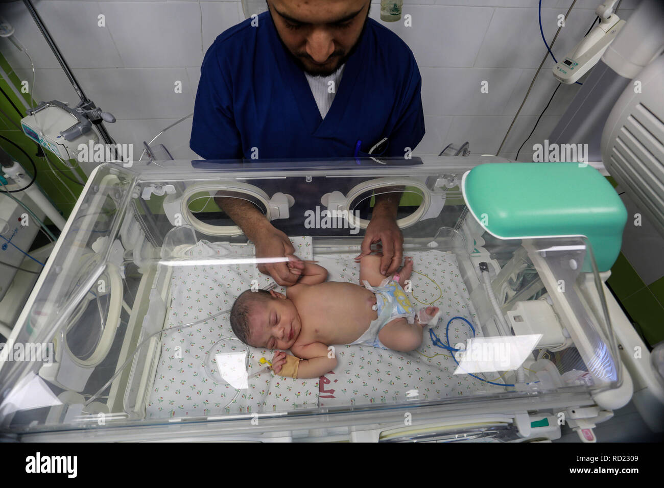 Palesinian medici nel dipartimento di neonati prematuri all'ospedale Crescent UAE, in di Rafah, sud della striscia di Gaza, il 14 gennaio 2019. Il Ministero Foto Stock