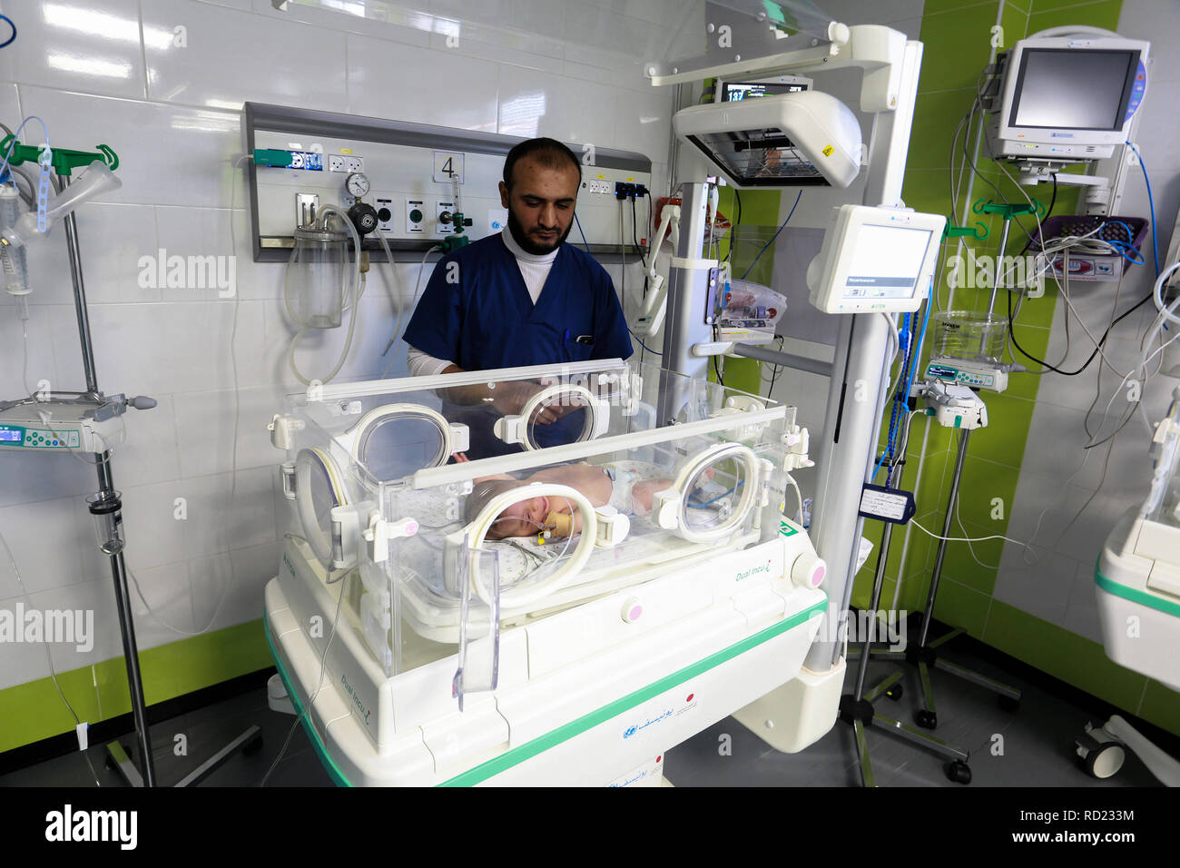 Palesinian medici nel dipartimento di neonati prematuri all'ospedale Crescent UAE, in di Rafah, sud della striscia di Gaza, il 14 gennaio 2019. Il Ministero Foto Stock