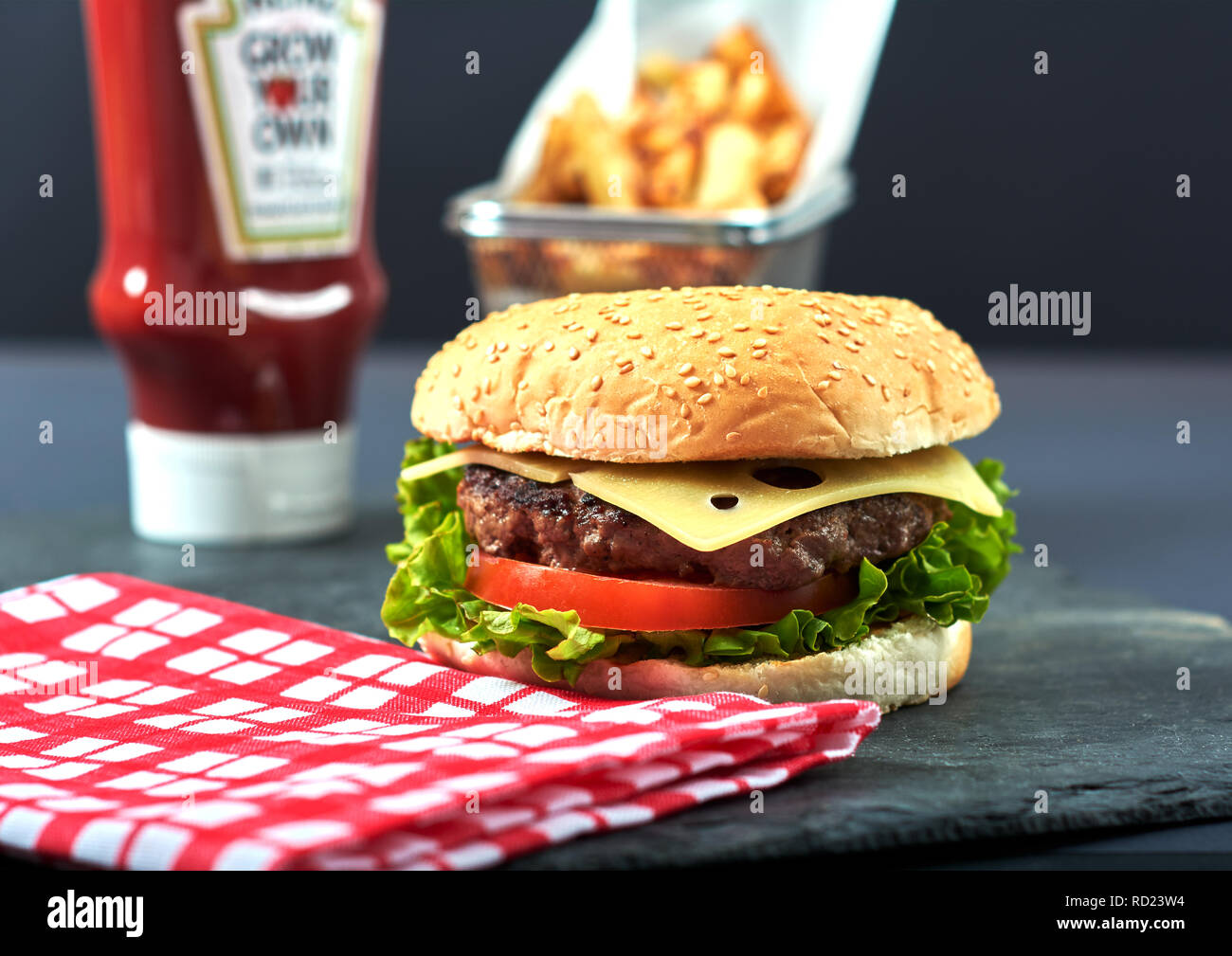 Cheeseburger e patatine fritte Foto Stock