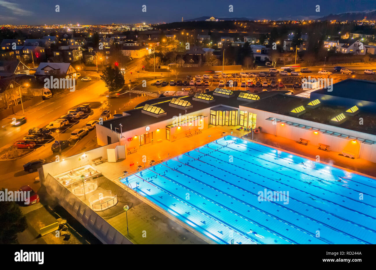 Piscina, Kopavogur, Islanda. Aperto tutto l anno e riscaldate con energia geotermica. Foto Stock
