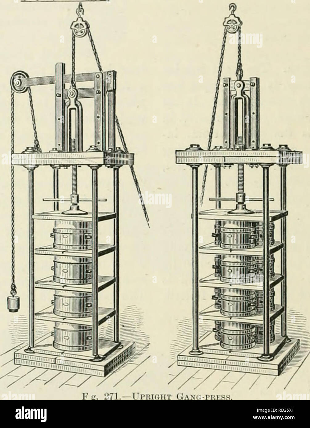 . Allevamento di animali da latte : essendo la teoria, pratica e i metodi di produzione di latte. Aziende lattiere; stabilimenti lattiero-caseari; latte piante. 4G3 INDUSTRIA LATTIERO-CASEARIA. in quattro parti/chiuso a cerchio ampio, un cerchio aperto o spHt cilindro, per adattarsi entro il primo e hottom e parte superiore bordata copre, timbrato dal metallo solido; in corrispondenza di una estremità dell'anello esterno è una stretta, in- wardly-bordo sporgente o a flangia. La posizione aperta e chiusa cilindri fanno quello che è chiamato un cerchio telescopico. In uso, il coperchio con il cerchio più ampio è posto sui modi nella parte inferiore della pressa, rim verso l'alto; il cappello panno, grande come questo coperchio inferiore, viene collocato su di esso. Il Witliin Foto Stock