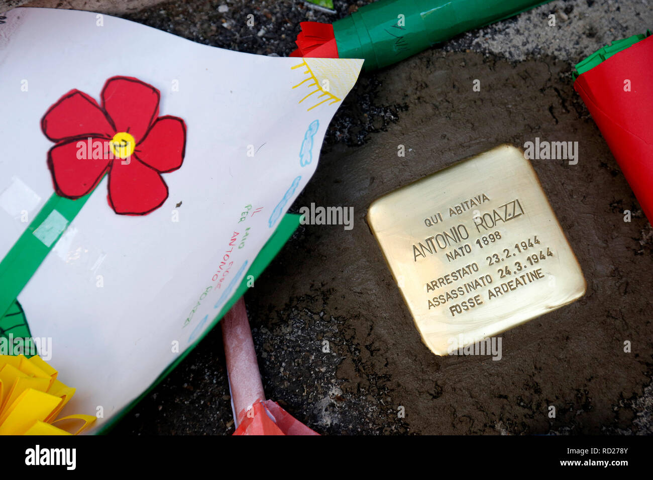 Roma, 16 gennaio 2019. Immissione in commercio di un ostacolo in memoria di Antonio Roazzi, vittima del nazifascism durante l'occupazione di Roma. Roazzi era Foto Stock