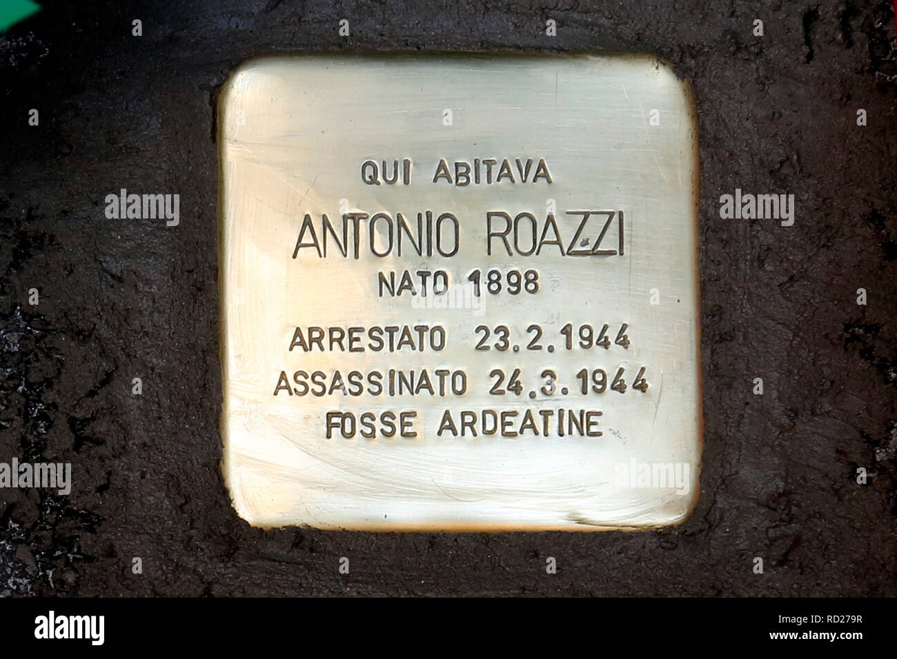 Roma, 16 gennaio 2019. Immissione in commercio di un ostacolo in memoria di Antonio Roazzi, vittima del nazifascism durante l'occupazione di Roma. Roazzi era Foto Stock