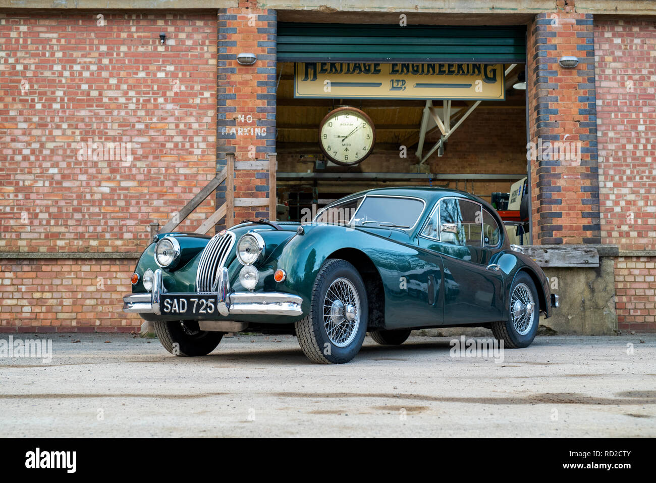 1956 la Jaguar XK a Bicester Heritage Centre. Oxfordshire, Inghilterra Foto Stock