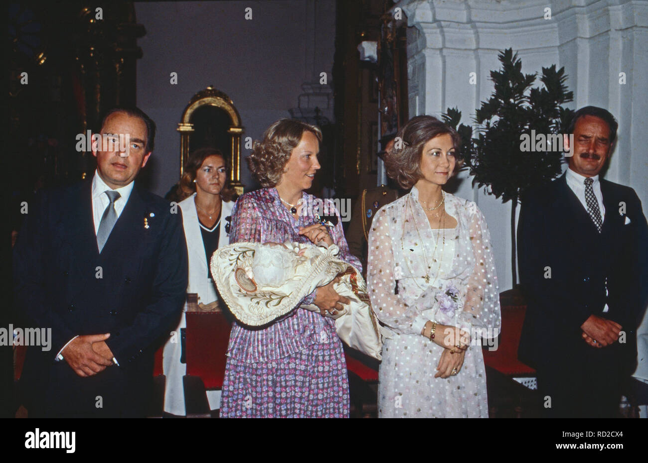 Rudolf Graf und Herr von Schönburg Glauchau mit Gemahlin Prinzessin Marie Louise, geb. von Preußen, bei der Taufe. Mit dabei Königin Sophia von Spanien und Joachim Graf von Schönburg Glauchau, Deutschland 1984. Rudolf conteggio e maestro di Schoenburg Glauchau con sua moglie Marie Louise, Principessa di Prussia, in corrispondenza di un battesimo, con loro la regina Sofia di Spagna e Gioacchino conte di Schoenburg Glauchau Germania 1984. Foto Stock