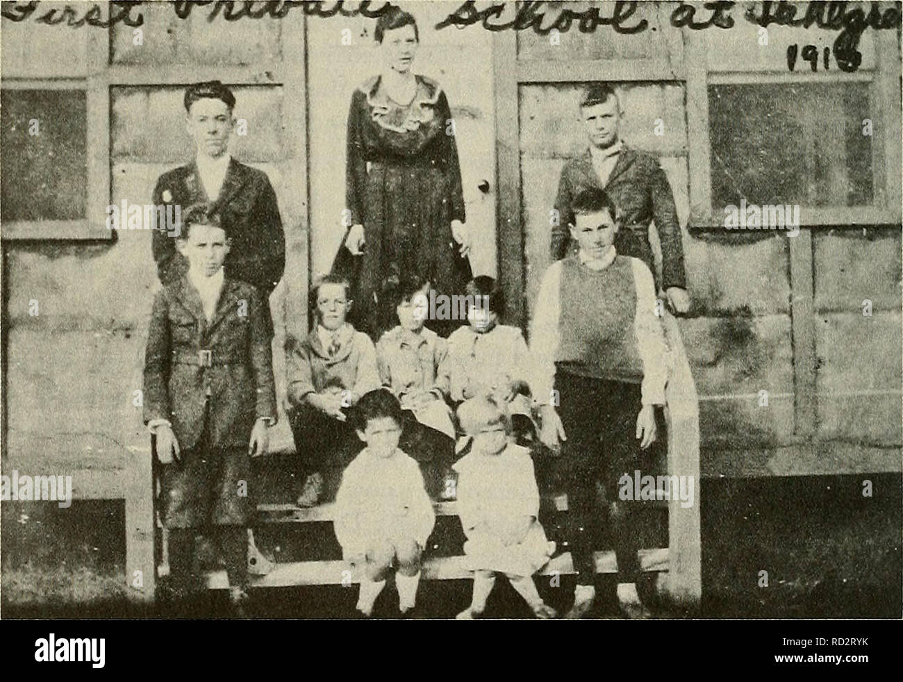 . Dahlgren. Dahlgren laboratorio. 116 Dahlgren il mattone edificio della scuola elementare che abbiamo oggi è stato costruito. È stato anche durante lo stesso periodo di tempo che il dispensario presente è stato costruito. Il finanziamento della scuola ha continuato attraverso BuOrd, ma come ci siamo avvicinati alla 1940's La nostra scuola di alta popolazione divenne troppo grande sulla Stadon e troppo cosdy. Non abbiamo avuto il facilides a prendersi cura dei numeri. Un'organizza- zione è stata fatta per cui la scuola è stata chiusa e le persone a carico [alta scuola gli studenti] è andato alla scuola di King George County. Poi nel 1951, il Congresso ha approvato una speciale b Foto Stock