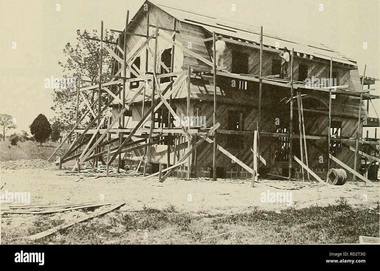 . Dahlgren. Dahlgren laboratorio. 46 Dahlgren ed essi non devono preoccuparsi di che. A Indian Head, avevano una banca di sporcizia e le pistole dovevano sparare proiettili in questa banca in modo che non poteva andare oltre in Virginia. Uno di questi proiettili è impazzita e ho saltato sopra la parte superiore di questo mucchio di sporcizia, e questo è quello che ha atterrato in Quantico. Nessuno è rimasto ferito. Naturalmente, Dahlgren, poiché mi sono ritirato, sparato una pistola giù il fiume una volta e la banda rotante è venuto fuori. Il proiettile ha perso la sua traiettoria e sbarcati in qualcuno di iarda posteriore verso il basso del fiume. Come si dice, il pericolo in Foto Stock . Dahlgren. Dahlgren laboratorio. 46 Dahlgren ed essi non devono preoccuparsi di che. A Indian Head, avevano una banca di sporcizia e le pistole dovevano sparare proiettili in questa banca in modo che non poteva andare oltre in Virginia. Uno di questi proiettili è impazzita e ho saltato sopra la parte superiore di questo mucchio di sporcizia, e questo è quello che ha atterrato in Quantico. Nessuno è rimasto ferito. Naturalmente, Dahlgren, poiché mi sono ritirato, sparato una pistola giù il fiume una volta e la banda rotante è venuto fuori. Il proiettile ha perso la sua traiettoria e sbarcati in qualcuno di iarda posteriore verso il basso del fiume. Come si dice, il pericolo in Foto Stock
