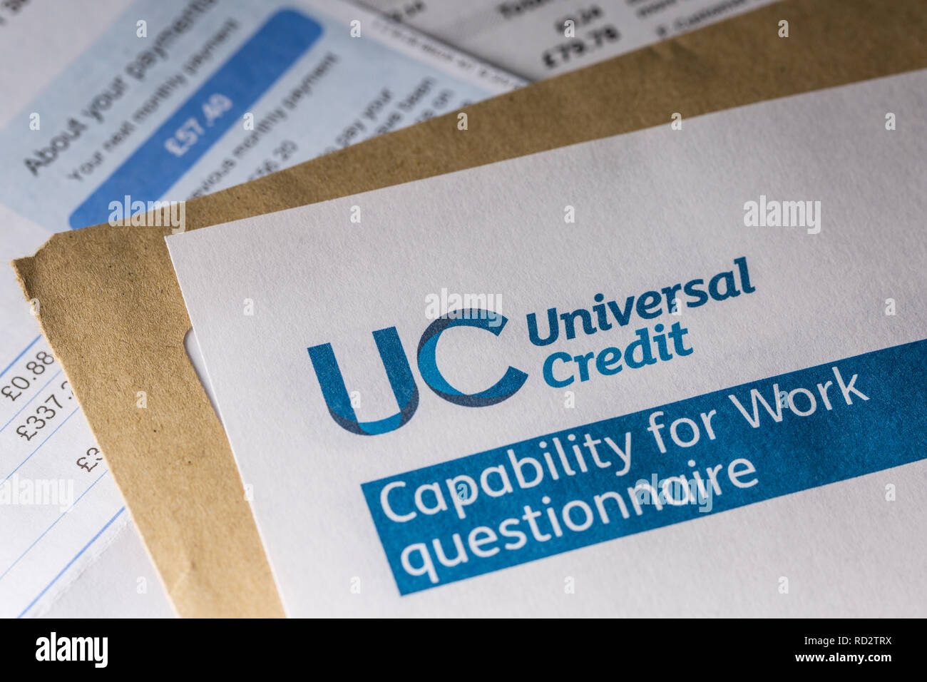 Regno Unito universale forma di credito con un mucchio di non corrisposto bollette Foto Stock