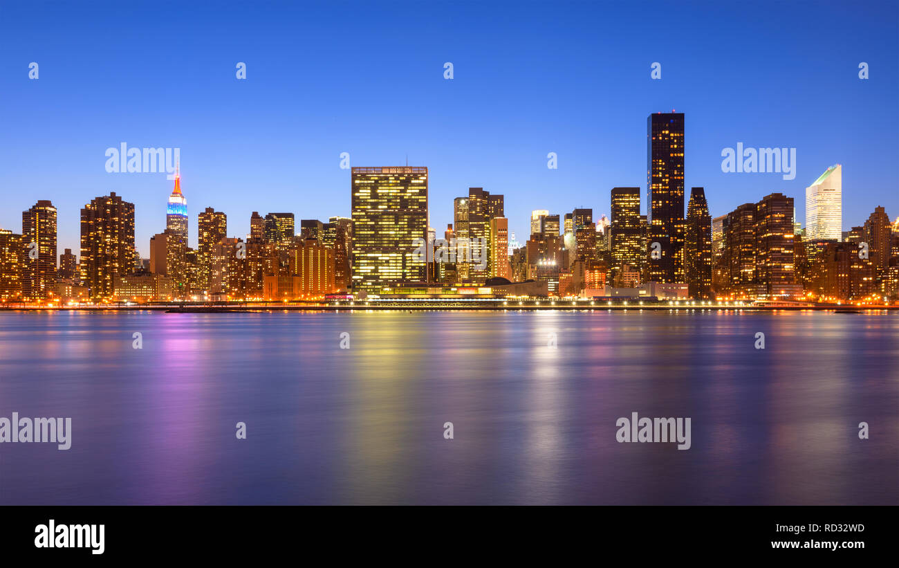 Midtown skyline di Manhattan in tutta l'East River in New York City. Foto Stock