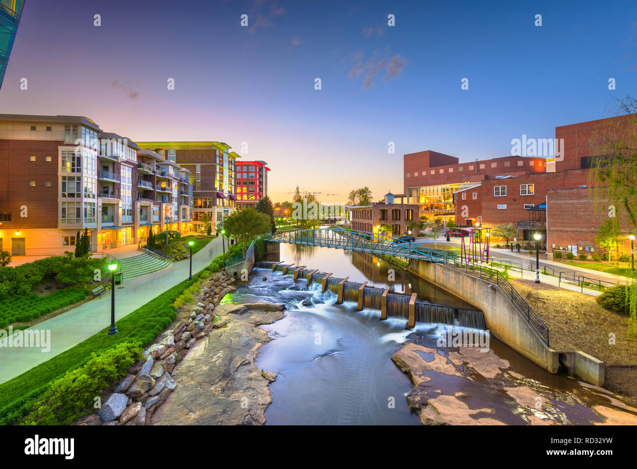 Greenville, South Carolina, Stati Uniti d'America centro città sul fiume Reedy al crepuscolo. Foto Stock