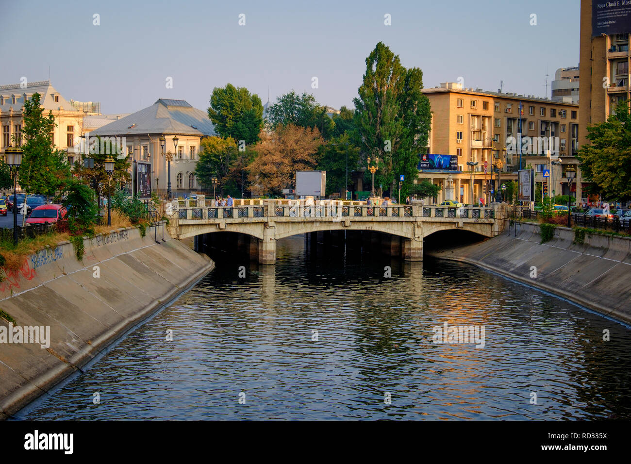 Il fiume Dâmbovița a Bucarest, Romania Foto Stock