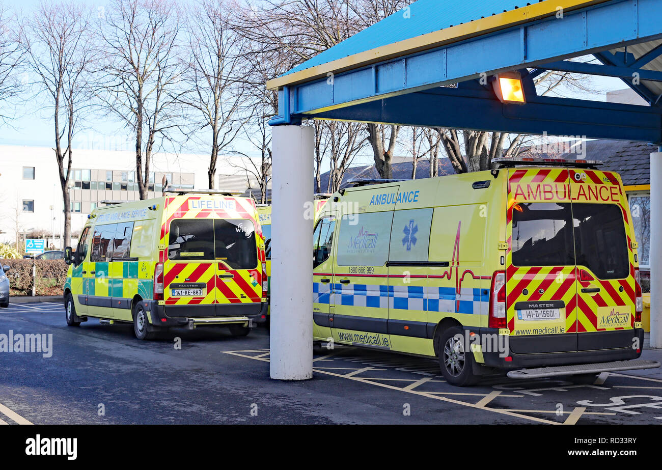 Una foto di stock di ambulanze a St James's Hospital di Dublino. Stampa foto di associazione. Picture Data: mercoledì 16 gennaio, 2019. Foto di credito dovrebbe leggere: Niall Carson/PA FILO Foto Stock