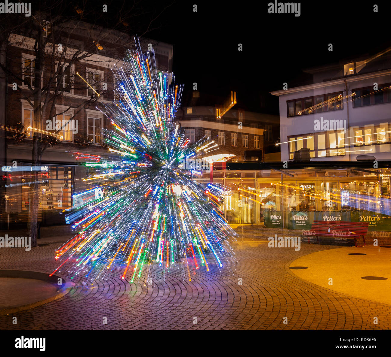 HELSINGBORG, Svezia: Dicembre 5, 2018. Albero di Natale in piazza, con sentieri di luce. Foto Stock