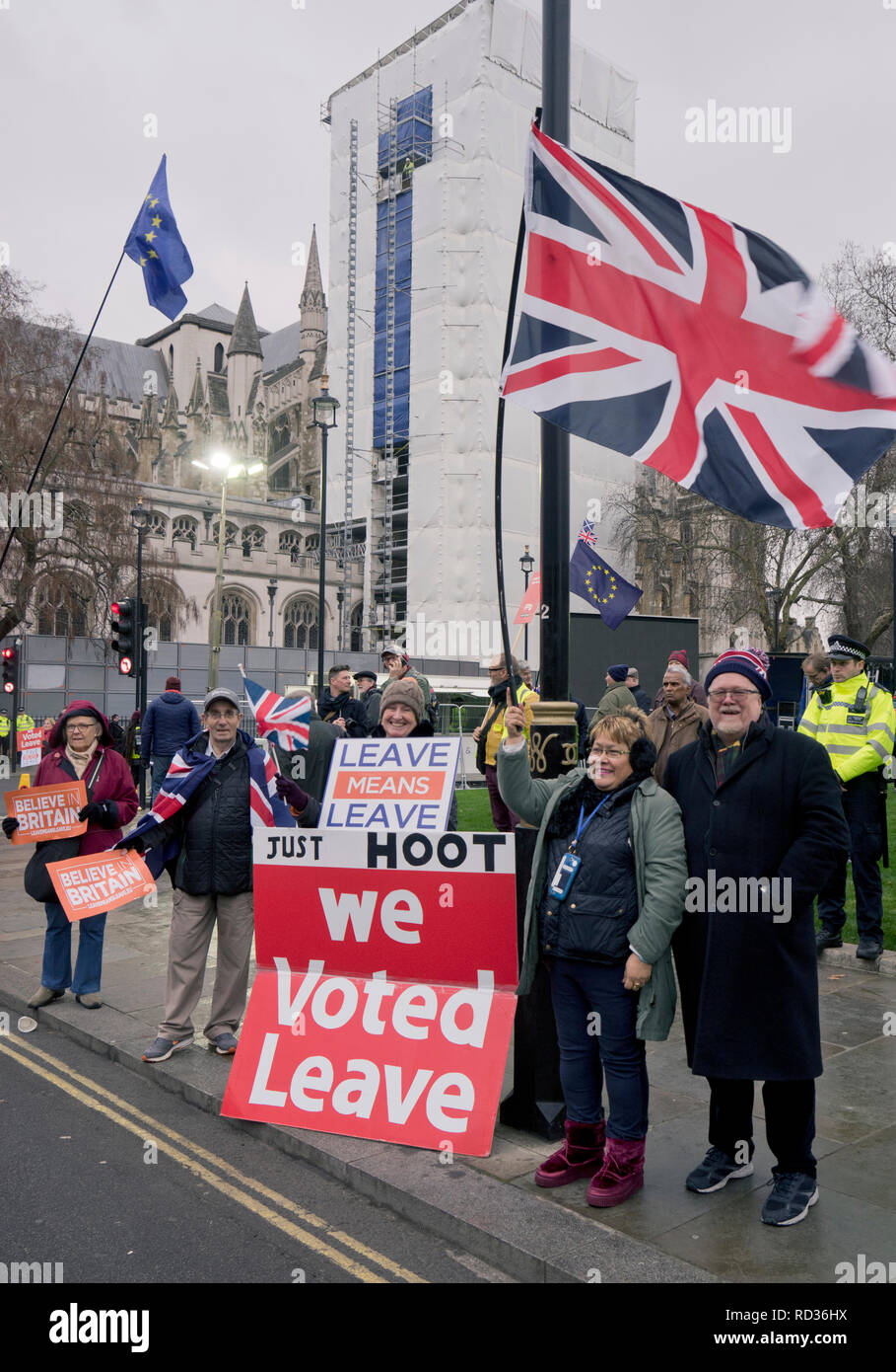 Pro-Brexit lasciare gli attivisti dimostrando al di fuori del Parlamento a Londra prima della votazione in Parlamento a Londra,l'Inghilterra,UK Foto Stock