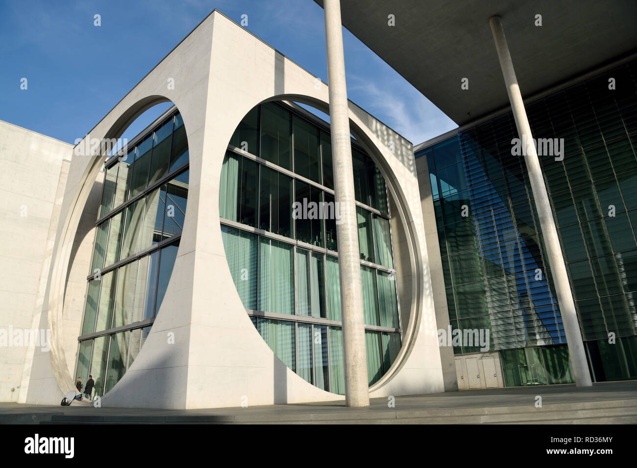 Berlino, Germania - 10 novembre 2018. Dettagli architettonici di Marie-Elisabeth-Luders-Haus edificio nel quartiere governativo di Berlino, con persone. Foto Stock