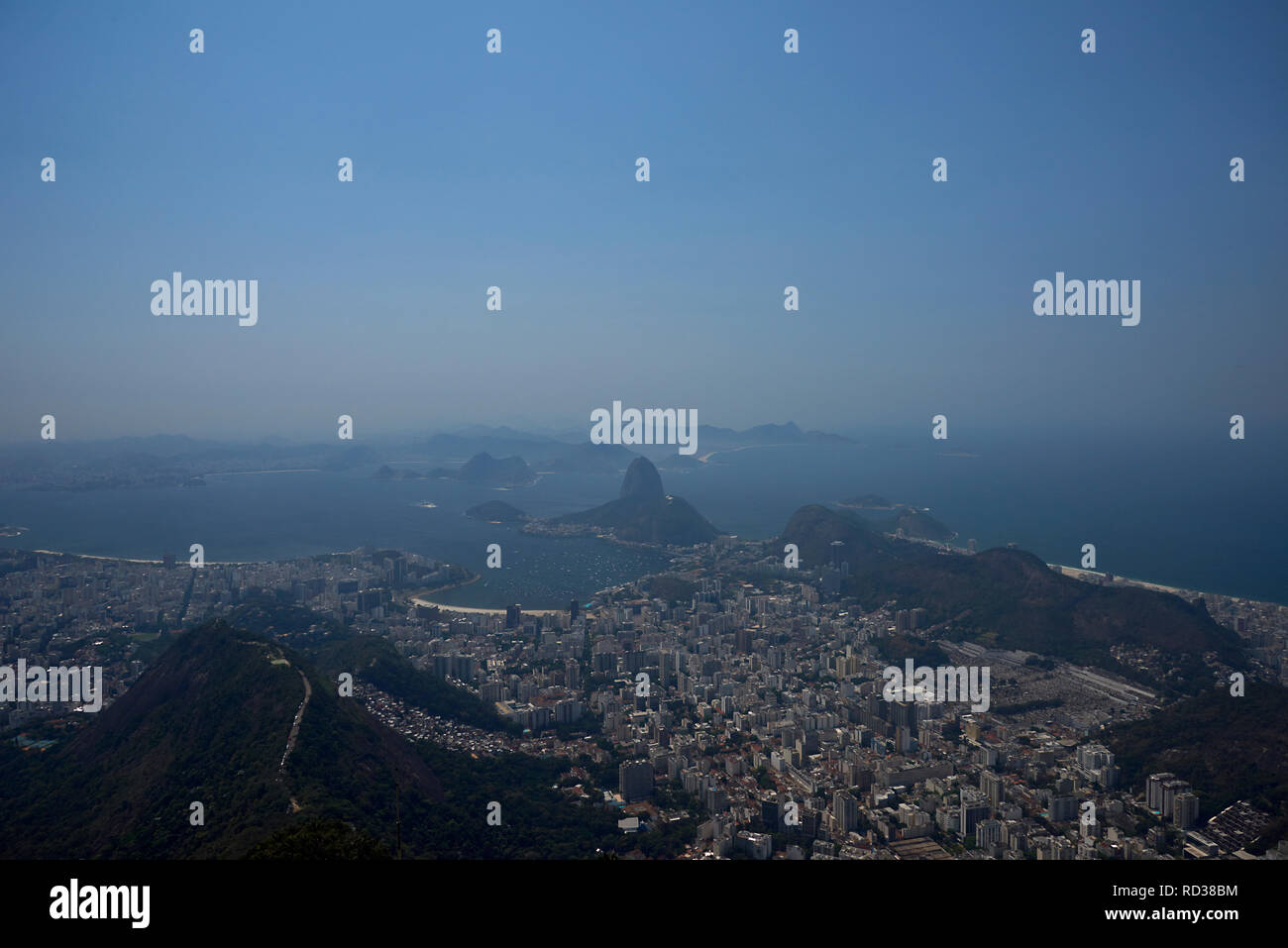 Una vista fantastica della città di Rio de Janeiro in Brasile in una tipica giornata estiva nella luce del sole che mostra le spiagge, città e dell'oceano fronti Foto Stock