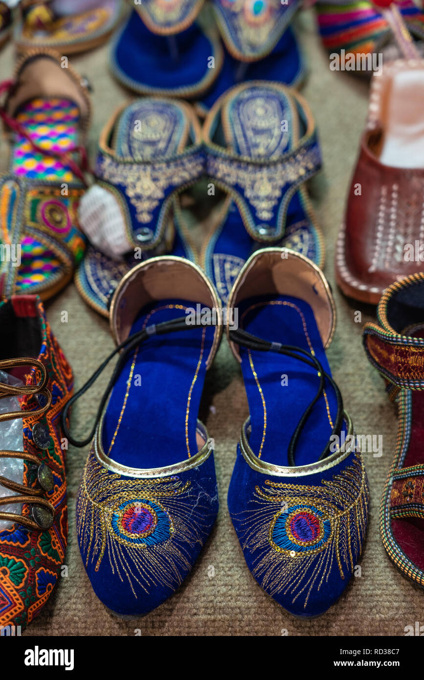Colorate scarpe ricamato al bazaar Foto Stock