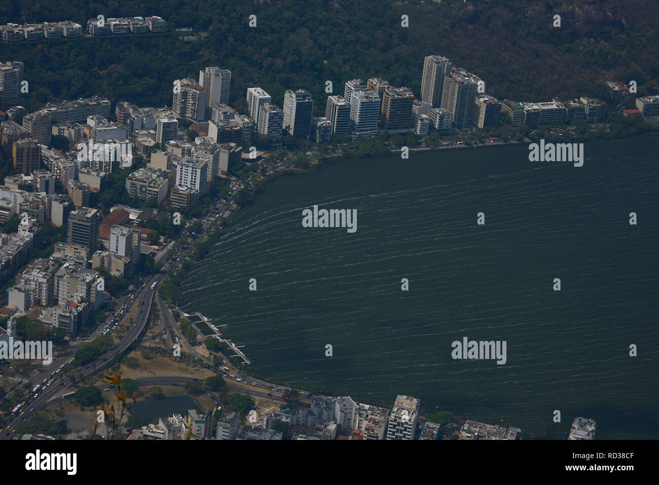 Una vista fantastica della città di Rio de Janeiro in Brasile in una tipica giornata estiva nella luce del sole che mostra le spiagge, città e dell'oceano fronti Foto Stock
