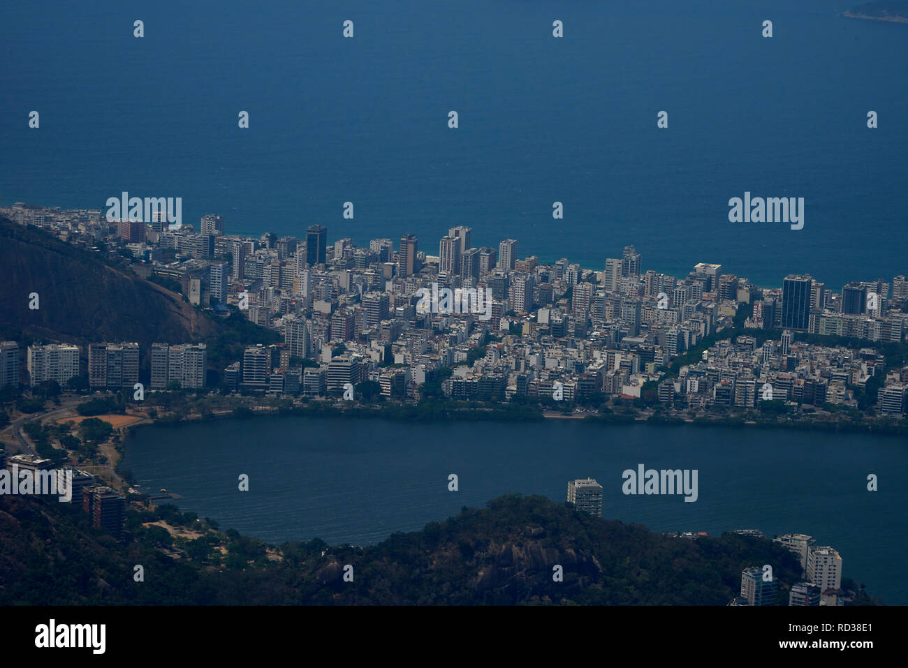 Una vista fantastica della città di Rio de Janeiro in Brasile in una tipica giornata estiva nella luce del sole che mostra le spiagge, città e dell'oceano fronti Foto Stock