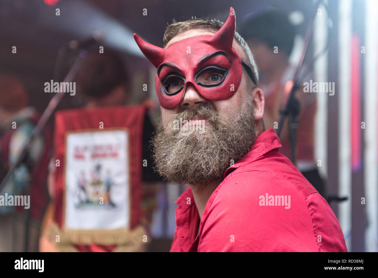 Uomo vestito come il diavolo a suonare il violino a un festival di musica Foto Stock