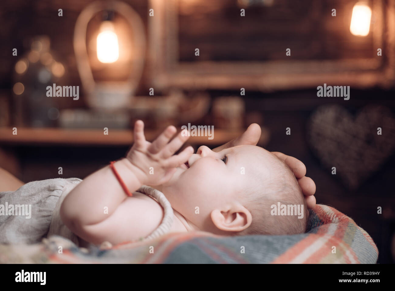 Il mio piccolo bambino. Ritratto di felice piccolo bambino. Infanzia e della  felicità. Sweet Little baby. Nuova vita e la nascita del bambino. Piccola  ragazza con viso carino. parenting. La famiglia. Prodotti