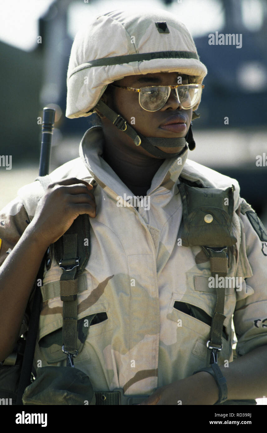Xii Ottobre 1993 Un nero DEGLI STATI UNITI Soldato dell'esercito della decima divisione di montagna nella sede UNOSOM composto a Mogadiscio, in Somalia. Foto Stock