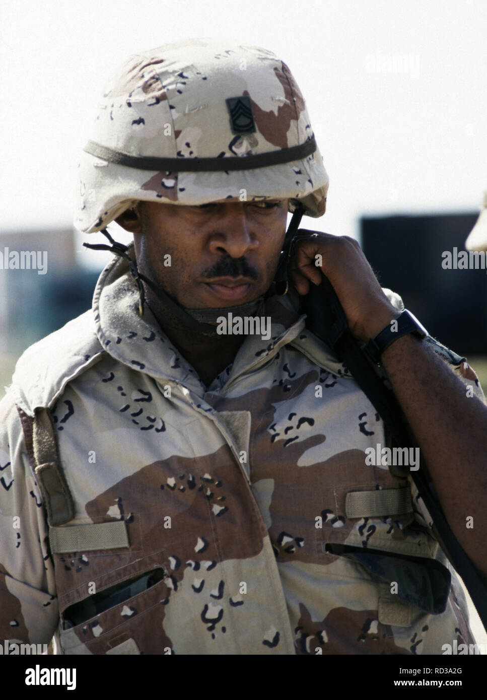 Xii Ottobre 1993 Un nero DEGLI STATI UNITI Soldato dell'esercito della decima divisione di montagna nella sede UNOSOM composto a Mogadiscio, in Somalia. Foto Stock