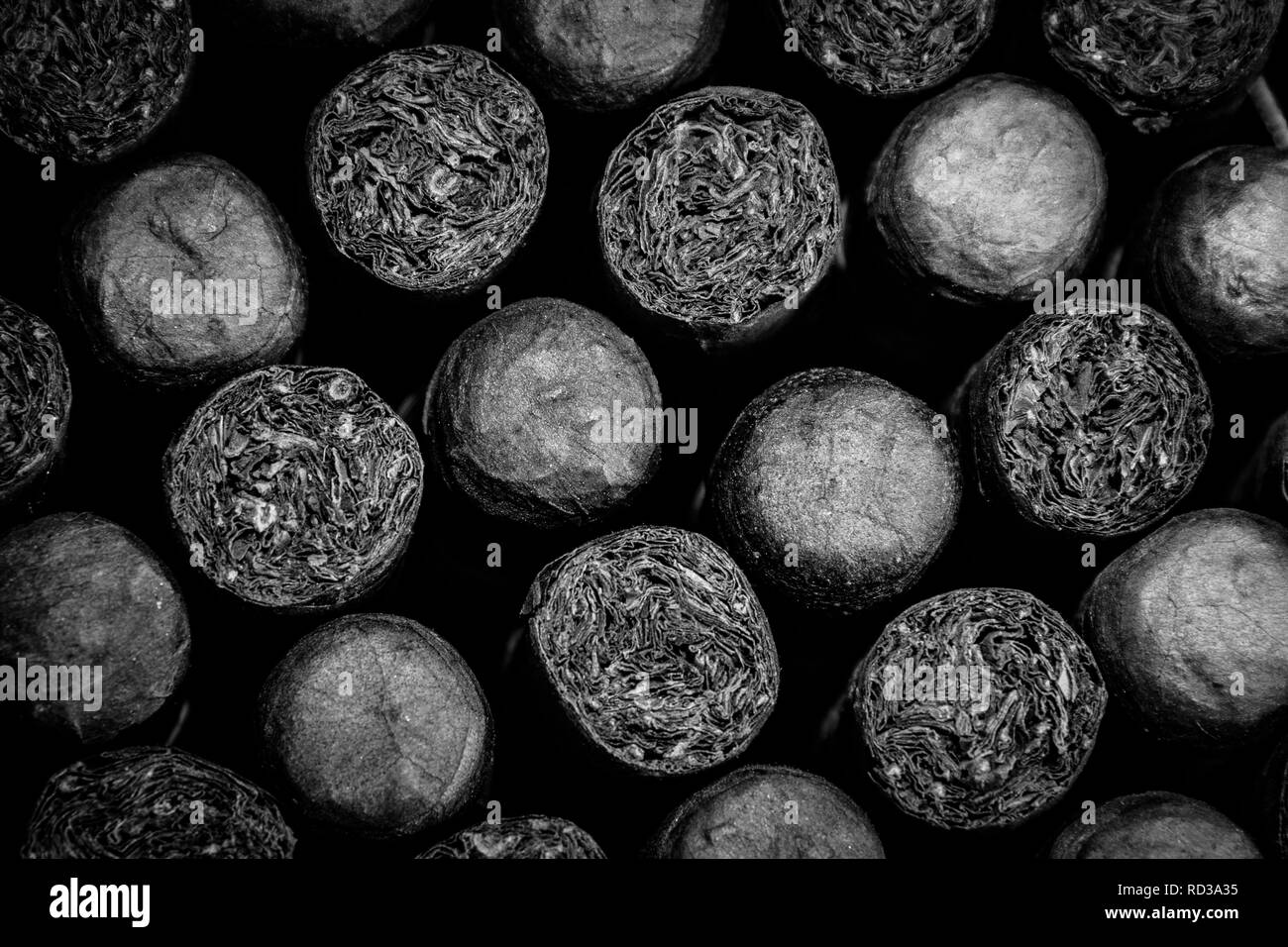 Sigari: Sigari cubani - Close up di lusso arrotolate a mano importate sigari. Sigaro tradizionale dello sfondo. Foto Stock