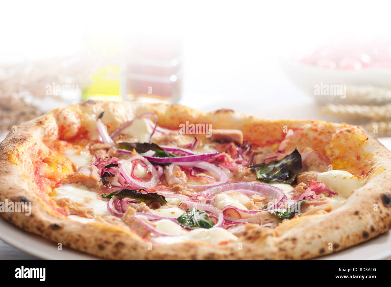 Close up di pizza con la cipolla affettata, studio shot Foto Stock
