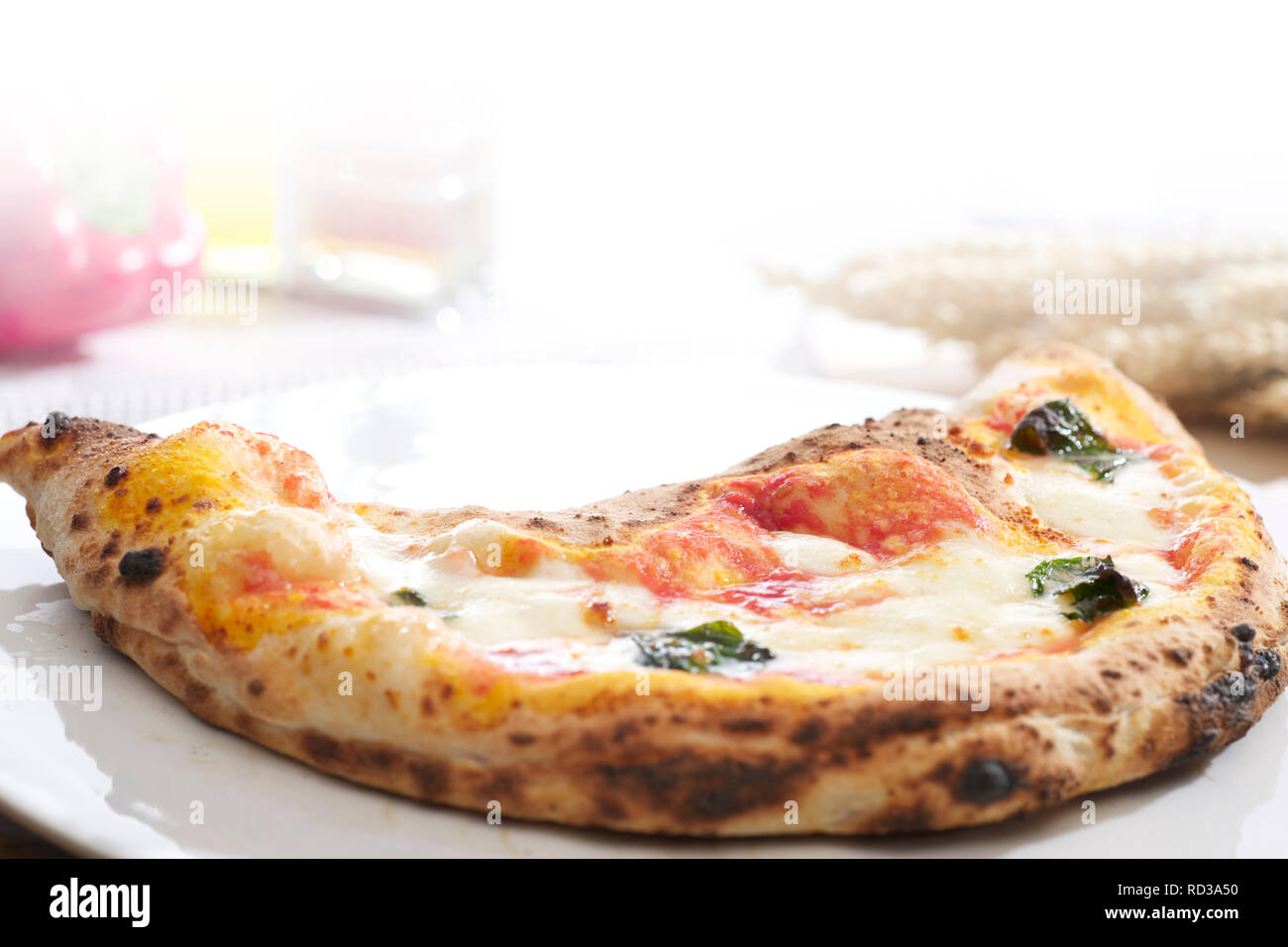 Close up del calzone pizza conditi con formaggio, studio shot Foto Stock