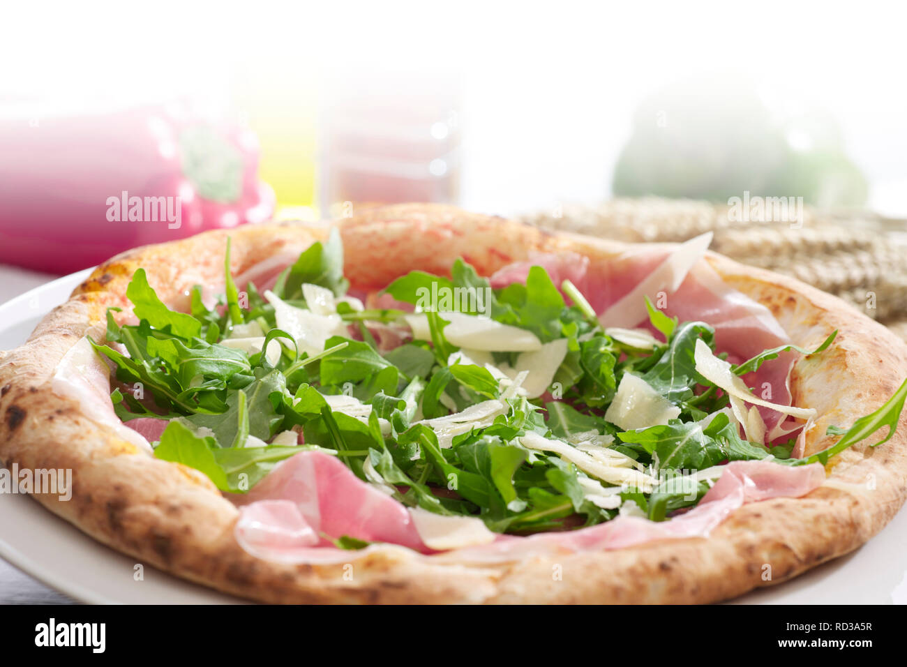 Close up Arugula-Prosciutto pizza, studio shot Foto Stock