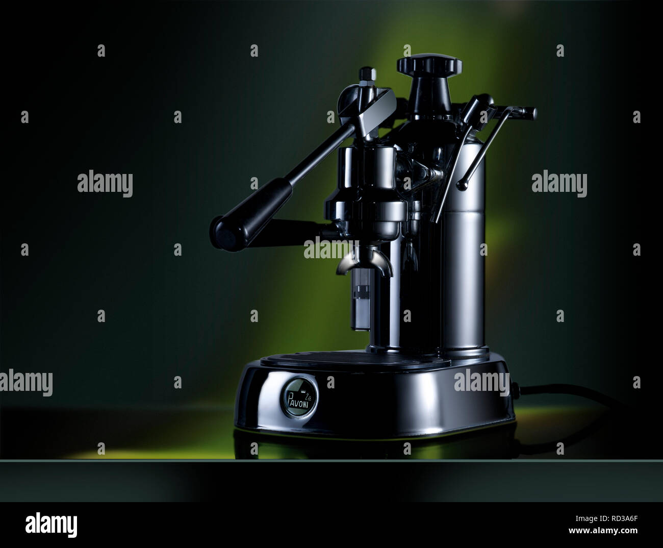 Ancora la vita di chrome macchina espresso contro uno sfondo scuro Foto Stock