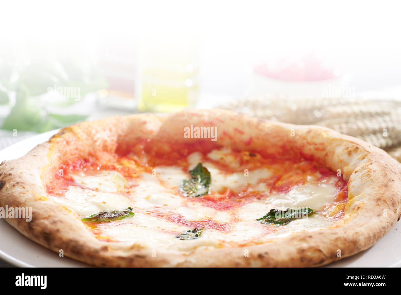 Close up di margarita pizza, studio shot Foto Stock