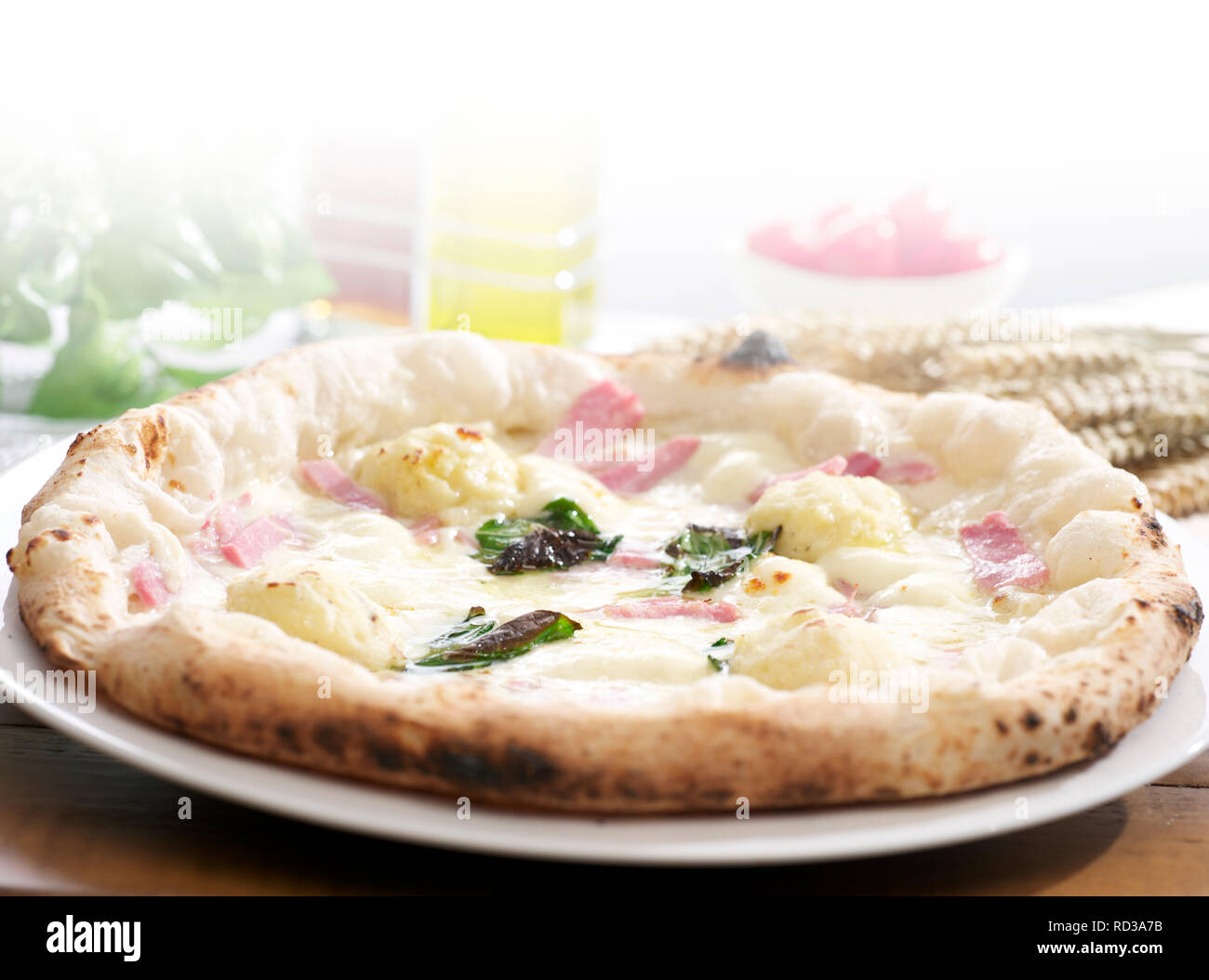 Close up di Hawaiian pizza, studio shot Foto Stock