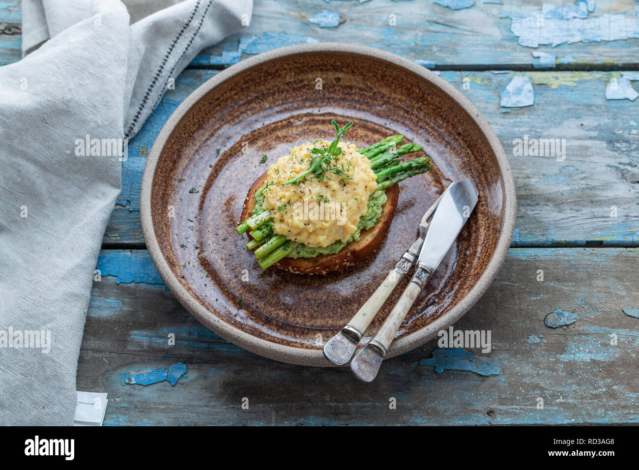 Sana colazione con uova strapazzate, avocado e asparagi, Chiudi vista Foto Stock
