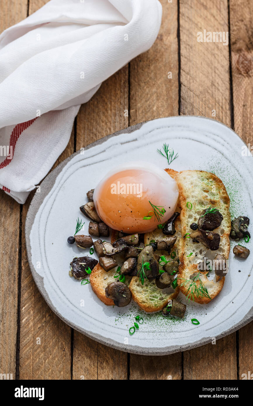 Sous vide uovo con pane e funghi selvatici, spazio di copia Foto stock -  Alamy