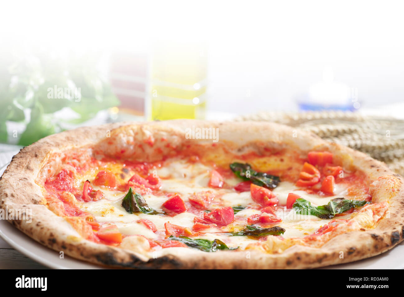 Close up di margarita pizza, studio shot Foto Stock